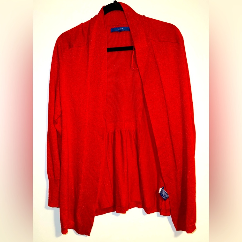 Medium cardigan, with a brilliant red color and shimmer sparkles throughout